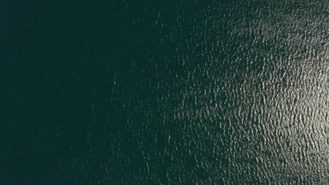 Absteigende-Luftaufnahme-über-Einem-Tiefblauen-See