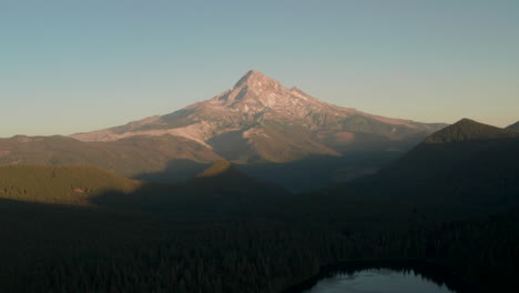 Hohe-Luftaufnahme-Des-Mount-Hood-Bei-Sonnenuntergang