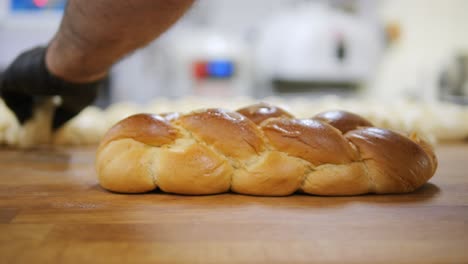 Frisch-Gebackenes-Laib-Traditionelles-Griechisches-Brot,-Heiß-Aus-Dem-Ofen