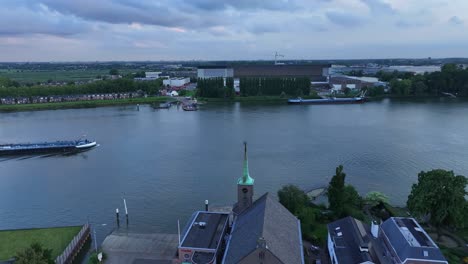 Frachtschiff-Auf-Dem-Weg-Zu-Einem-Holländischen-Fluss