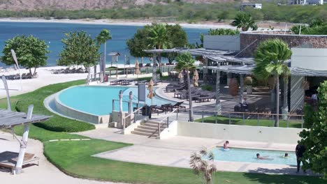 Luxusresort-Mit-Swimmingpool-An-Windigen-Tagen,-Puntarena-Bani-In-Der-Dominikanischen-Republik