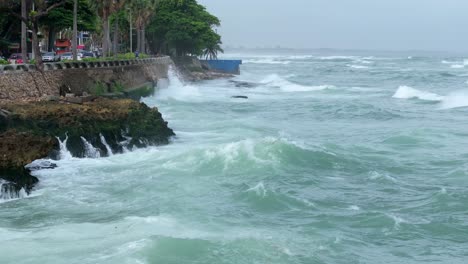 Olas-Rompientes-En-La-Costa-De-República-Dominicana-Debido-Al-Huracán-Tropical