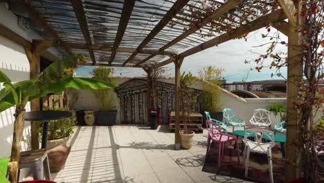 POV-Aufnahme-Einer-Wunderschönen-Dachterrasse-Mit-Zimmerpflanzen-Und-Sitzbereich-Mit-Wandkunst