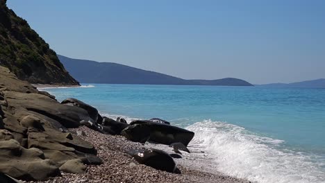 Azurblaue-Ionische-Schönheit:-Meereswellen-Plätschern-Dramatisch-Auf-Geschnitzten-Schwarzen-Felsen-Und-Bieten-Eine-Faszinierende-Darstellung-Der-Mediterranen-Küstenpracht