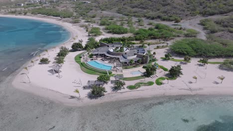 Luxusresortstruktur-Am-Wasser-Mit-Swimmingpool-In-Puntarena,-Bani-In-Der-Dominikanischen-Republik