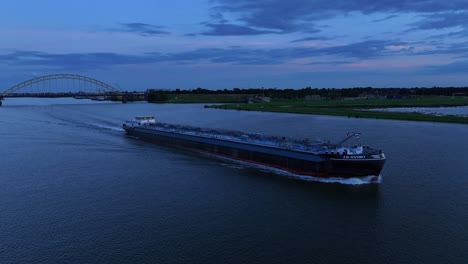 The-majestic-En-Avant-tanker-captured-under-darkness-on-the-River-Noord