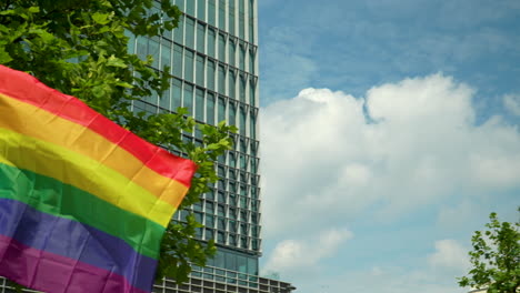 Person,-Die-Ein-Foto-Der-Symbolischen-LGBTQ-Flagge-Macht,-Die-Während-Des-Freiheitsmarsches-In-Warschau,-Polen,-Geschwenkt-Wird