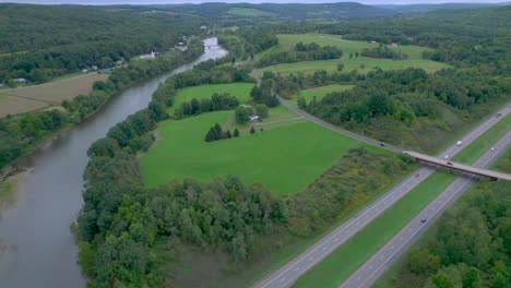 Drohnenaufnahme-Der-Autobahn-In-Ninevah,-New-York,-Die-Dem-Susquehanna-River-Folgt