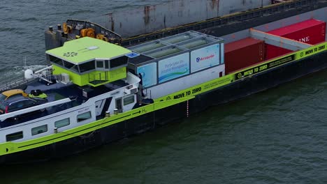 Liquid-Hydrogen-being-transported-by-water