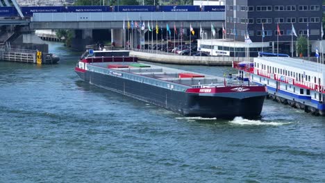 Das-Containerschiff-Futuro-Fährt-An-Der-Stadt-Zwijndrecht-Vorbei,-Luftaufnahme