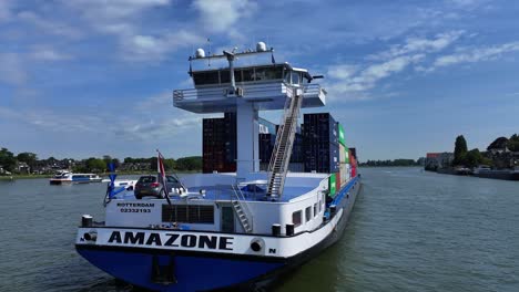 El-Amazone-Navegando-En-La-Ciudad-De-Dordrecht-Bajo-Bandera-Holandesa,-Aéreo.