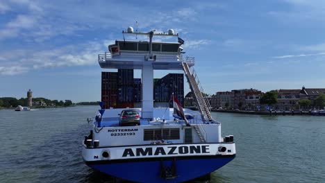 Das-Containerschiff-Amazon-Auf-Dem-Ruhigen-Wasser-Der-Oude-Maas,-Luftaufnahme