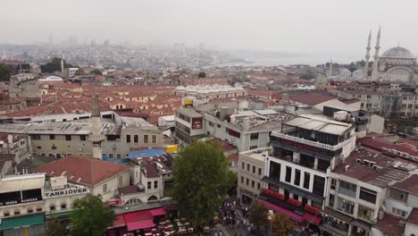 Vista-Del-Techo-Del-Gran-Bazar-De-Estambul-Con-La-Mezquita-Al-Fondo