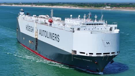 Massive-and-modern-Höegh-Autoliners-ship-carrying-cargo-around-the-Zouteland-coast