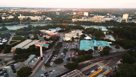 Ein-Sonnenuntergang-Im-Zeitraffer,-Goldene-Stunde,-Luftaufnahme-Des-Stadtparks,-Kanadisches-Museum-Für-Menschenrechte,-The-Forks-Market,-Innenstadt-Von-Winnipeg,-Shaw-Park,-Provencher-Bridge,-Red-River-In-Manitoba,-Kanada