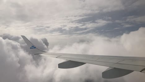 Ala-De-Un-Avión-Klm-En-Las-Nubes-En-Pleno-Vuelo