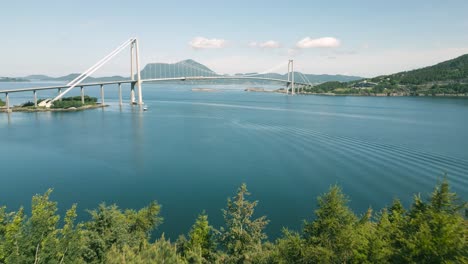 Un-Puente-Sólido-Cuelga-Sobre-El-Fiordo-En-Noruega.