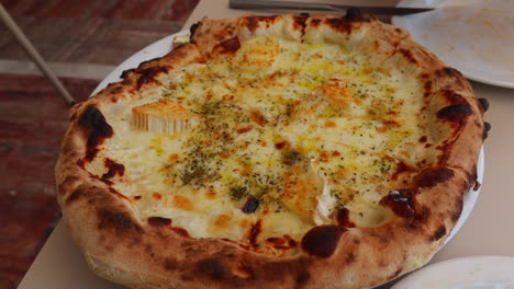 Pizza-Tradicional-Italiana-De-Miel-Con-Trufa-Y-Queso-De-Cabra,-Corteza-Perfecta,-Auténtica-Pizza-Napolitana,-Toma-De-4k