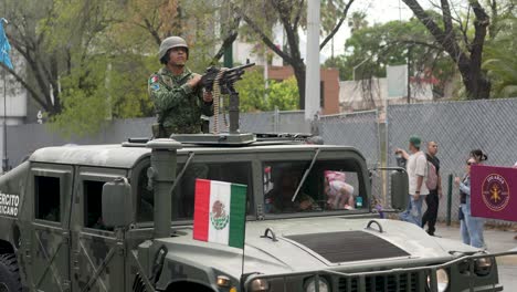Personal-Militar-Del-Ejército-Mexicano-Conduciendo-Humwee-En-El-Desfile-Del-Día-De-La-Independencia.