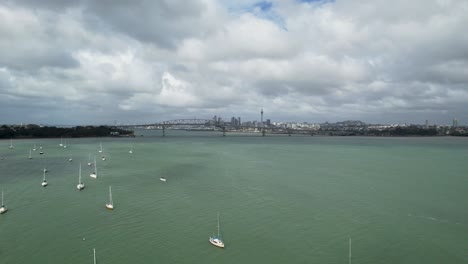 Luftaufnahme-über-Dem-Hafen-Von-Auckland-Mit-Yachten-Mit-Blick-Auf-Den-Hafen-Von-Waitemata-Und-Die-Skyline-Der-Innenstadt-Von-Einer-Dolly-Luftaufnahme-über-Das-Türkisfarbene-Wasser
