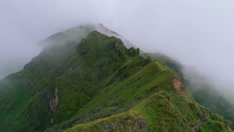 Cresta-De-Una-Colina-Verde-Con-Nubes-Y-Niebla,-Paisajes-Naturales-De-Nepal