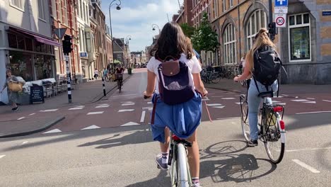 Bewegungsaufnahme,-Die-Einem-Jungen-Teenager-Schulmädchen-Beim-Radfahren-Im-Stadtzentrum-Von-Haarlem-In-Den-Niederlanden-Folgt