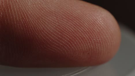 Detailliertes-Makro-Des-Fingerabdrucks-Am-Zeigefinger