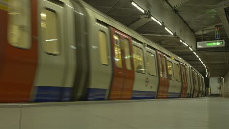 Tren-Subterráneo-Que-Llega-A-La-Estación-De-Metro-De-Londres.-Reino-Unido