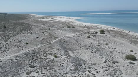 Die-Luftaufnahme-Zeigt-An-Einem-Sonnigen-Tag-Exotische-Und-Einsame-Strände-Mit-Sandinseln-Im-Hintergrund