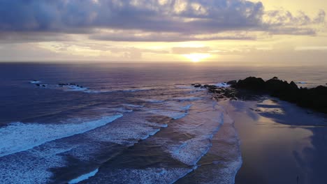 Intensiver-Sonnenuntergang-über-Playa-Guiones,-Weite-Meereslandschaft