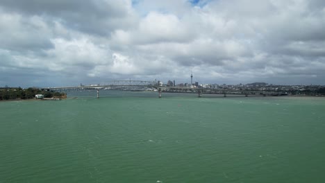 Malerische-Aussicht-Auf-Den-Hafen-Von-Waitemata-Und-Die-Skyline-Der-Innenstadt-In-Auckland,-Neuseeland