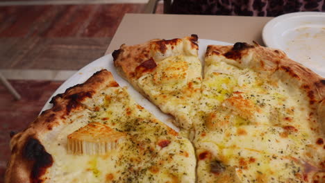 Cortar-Y-Recoger-Una-Porción-De-Pizza-Tradicional-Italiana-De-Queso-De-Cabra-Con-Trufa-Y-Miel,-Corteza-Perfecta,-Auténtica-Pizza-Napolitana,-Toma-De-4k