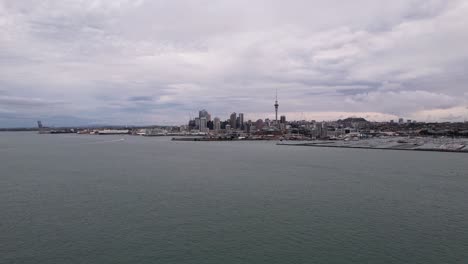 Vista-Panorámica-De-Auckland-Capturando-El-Puerto-Y-El-Paisaje-Urbano-De-Nueva-Zelanda