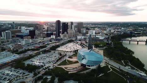 Ein-Statischer-Sonnenuntergang,-Goldene-Stunde,-Luftaufnahme-Des-Stadtparks,-Kanadisches-Museum-Für-Menschenrechte,-The-Forks-Market,-Innenstadt-Von-Winnipeg,-Shaw-Park,-Provencher-Bridge,-Red-River-In-Manitoba,-Kanada