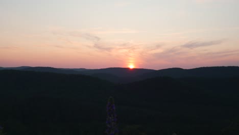 Wunderschöner-Zeitraffer-Des-Goldenen-Sonnenuntergangs-über-Einer-Berglandschaft