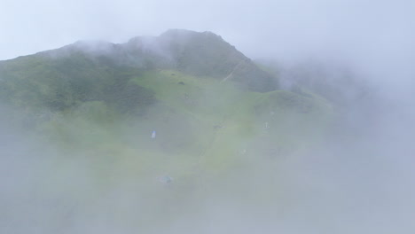 Las-Nubes-Revelan-El-Paisaje-Verde-De-La-Naturaleza-De-Nepal.