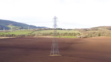 Torre-De-Transmisión-En-Un-Campo-En-Las-Afueras-De-Edimburgo,-Con-Granjas-Circundantes-Y-Un-Telón-De-Fondo-Pintoresco