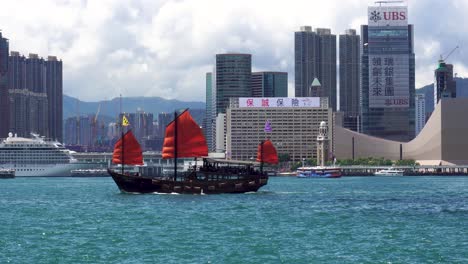 Hongkong-Schrottboot-Mit-Roten-Segeln,-Das-Im-Hafen-Von-Victoria-Vorbeifährt
