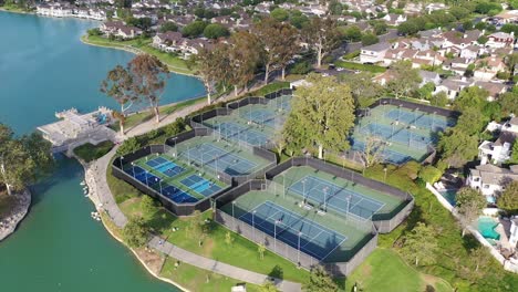 Irvine,-Kalifornien,-Mit-Einer-Drohnenperspektive-Auf-Die-Tennisplätze-Des-Woodbridge-North-Lake-Beach-Club