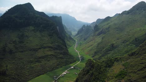 Impresionante-Paso-Del-Cañón-Camino-Al-Pueblo-De-Du-Gia,-Ha-Giang,-Vietnam