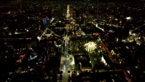 Tirana-Bei-Nacht:-Drohnenaufnahme-Des-Wunderschönen-Boulevards-Der-Hauptstadt,-Beleuchtet-Mit-Blendenden-Lichtern-Und-Urbaner-Pracht