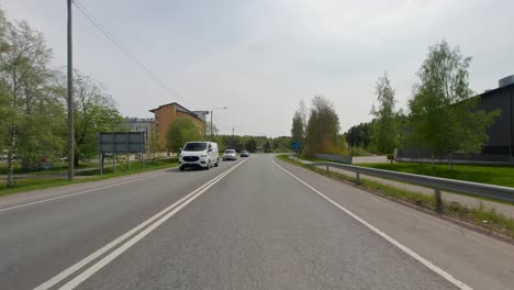 Perspektive-Eines-Autos,-Das-Durch-Kreuzungen-Auf-Einer-Stark-Befahrenen-Landstraße-In-Finnland-Fährt