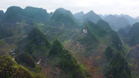 Road-running-through-the-huge-and-impressive-Lung-Phin-Valley,-Vietnam