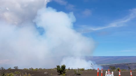 Erupción-Del-Kilauea-En-Septiembre-De-2023-Capturada-El-11-De-Septiembre-Desde-El-Cráter-Este-Con-Columnas-De-Gas-De-Dióxido-De-Azufre-Y-Otras-Sustancias