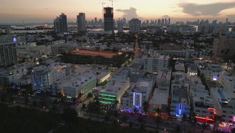 Paisaje-Urbano-Icónico-De-Miami-South-Beach-Con-Ocean-Drive-Y-Hotel-Iluminado-Al-Atardecer