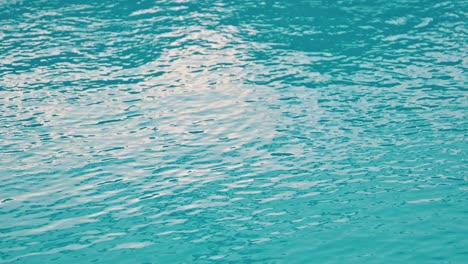 Wasserbewegung-Im-Schwimmbad,-Schwimmer,-Ruhiges-Spritzen,-Flüssiger-Hintergrund