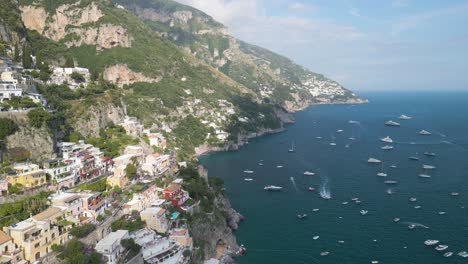 Drone-Cinematográfico-Filmado-Sobre-La-Costa-De-Amalfi-En-Italia.