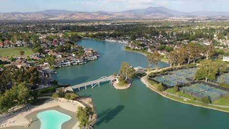 Landschaftliche-Schönheit-Von-Irvine,-Kalifornien,-Mit-Einem-Blick-Aus-Der-Drohnenperspektive-Auf-Den-Woodbridge-North-Lake-Beach-Club
