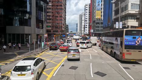 Vista-Pov-Desde-Un-Autobús-De-Dos-Pisos-Que-Viaja-A-Través-De-Mong-En-Hong-Kong
