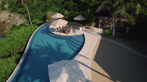 Luftaufnahme-Des-Swimmingpools-Im-Luxusresorthotel-In-Huatulco